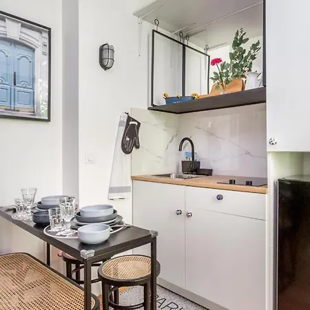 C Cozy Batignolles Apt, Metro Right At Your Doorstep Paris