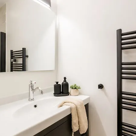 Apartment C Cozy Batignolles Apt, Metro Right At Your Doorstep *