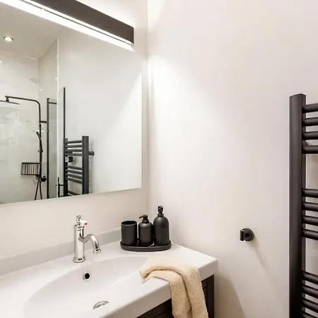 C Cozy Batignolles Apt, Metro Right At Your Doorstep *