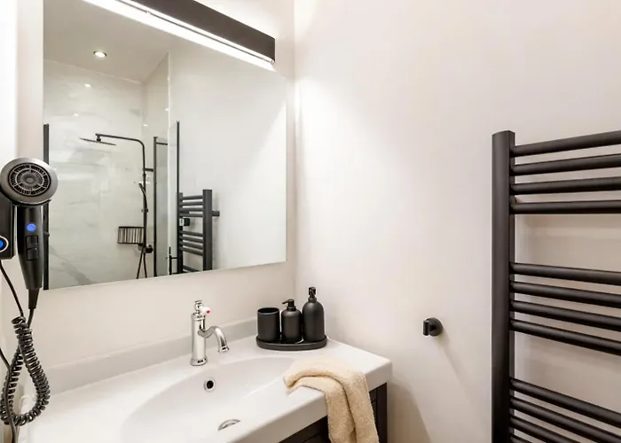 C Cozy Batignolles Apt, Metro Right At Your Doorstep *